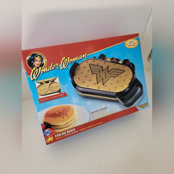 NEW in Box DC Comic's WONDERWOMAN Pancake Maker. - Picture 7 of 9